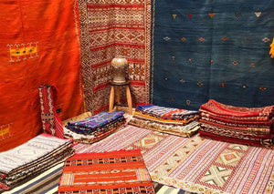 Alfombra azilal hecha por mujeres bereber