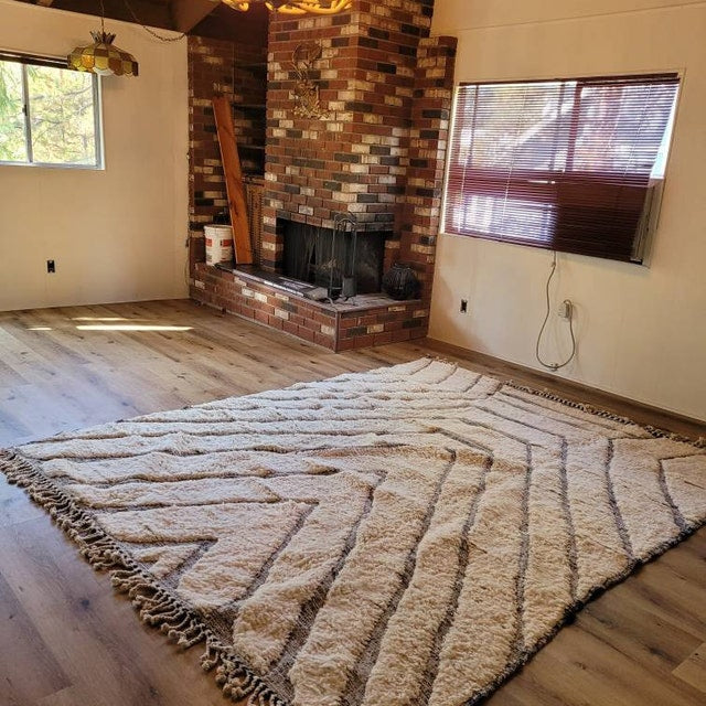 Una alfombra blanca natural de Beni Ourain