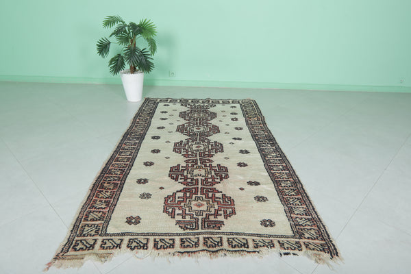 Vintage handmade runner rug – Timeless elegance for your home - 4.1 FT x 7 FT