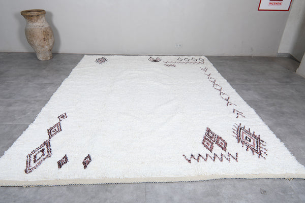Custom white Moroccan rug with brown patterns – Elegant and timeless