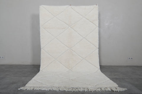 4.9 x 8.3 FT Moroccan Rug – Subtle White Diamond Pattern