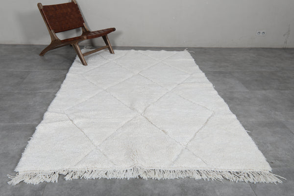 5.2 x 8.6 FT Moroccan rug – Minimalist white diamond pattern