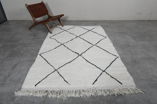 5 x 7.8 FT Moroccan rug – Classic white with black diamond attern