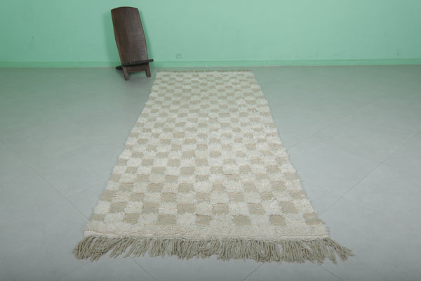 Hand-knotted Moroccan rug 4.1 ft x 10.5 ft – Beige & white checkered pattern