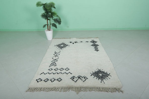 5 x 7 FT Moroccan rug – Unique tribal motif in black and white