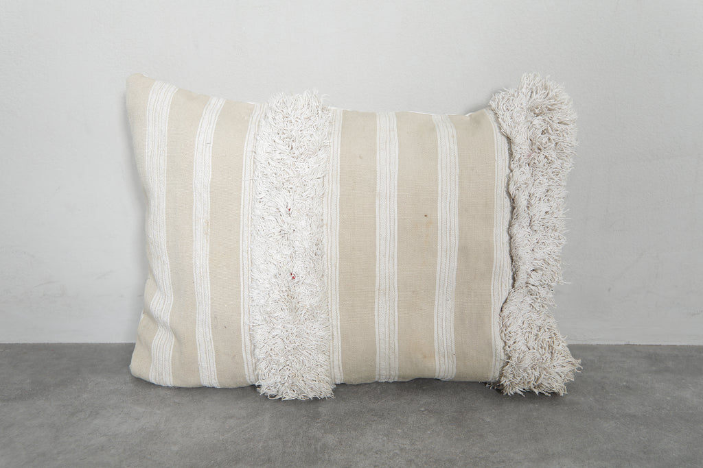 Handwoven Moroccan kilim pillow – 15.7 inches x 22.8 inches