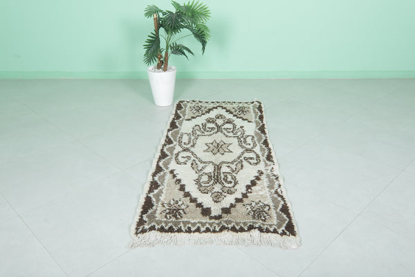 Vintage Moroccan runner rug – 2.5 x 5.9 FT | Handwoven neutral tones