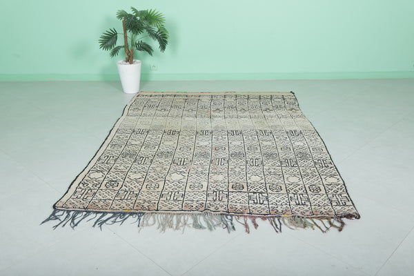 Vintage Moroccan rug - 5.5 x 7.3 Feet | Intricate handwoven geometric design