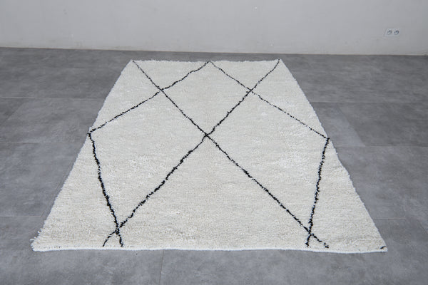 5.1 x 7.1 FT Moroccan rug – Classic ivory with black diamond pattern