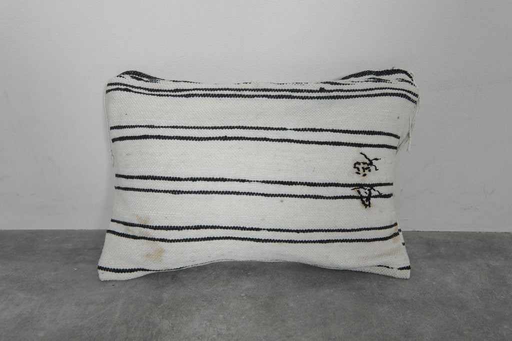 Handwoven Moroccan kilim pillow – 14.1 inches x 19.6 inches