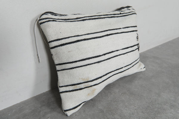 Handwoven Moroccan kilim pillow – 14.1 inches x 19.6 inches