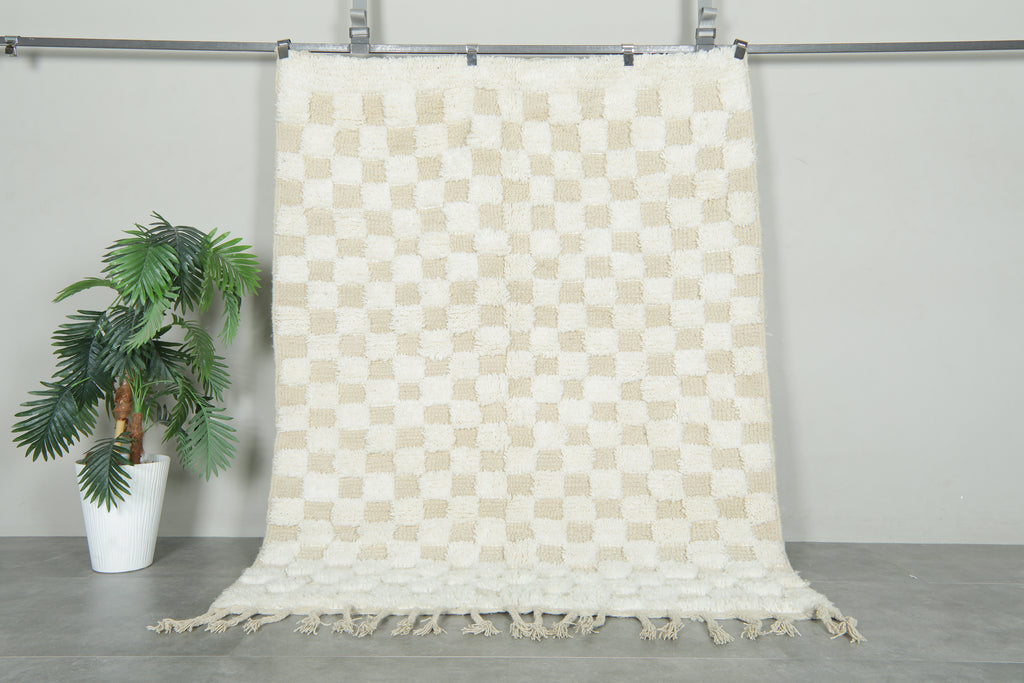 Handmade beige & white checkered Moroccan rug - 5.1 ft x 7.3 ft