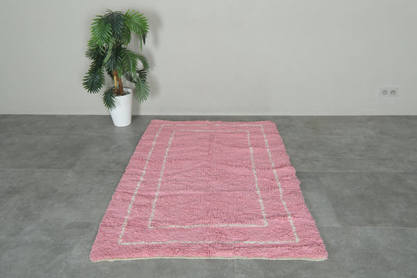 Handmade pink and white wool Moroccan rug - 3.9 ft x 5.6 ft
