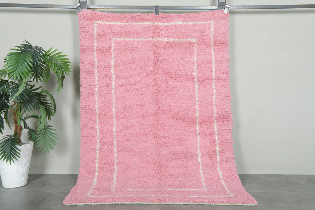 Handmade pink and white wool Moroccan rug - 3.9 ft x 5.6 ft
