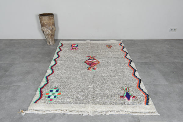 Tribal Moroccan rug 4.7 x 6.7 ft - Gray with bright symbols