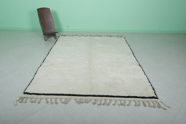 Minimalist Moroccan rug with black border – 6.3 x 8.7 ft