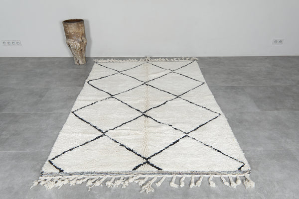Handmade beni ourain Moroccan rug 5.1 x 7.7 Feet - Cream with black diamond pattern