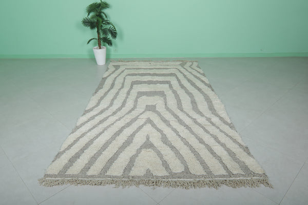 Large modern Moroccan rug - 5.6 X 10 FT | Unique gray and white pattern