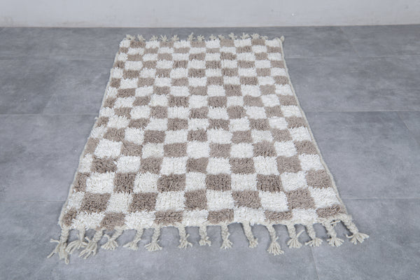 3.3 x 5 FT Moroccan wool checkered rug – Handwoven beige and white