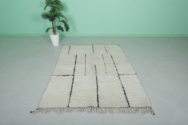 4.9 x 6.6 FT Moroccan rug – Ivory with black linear pattern