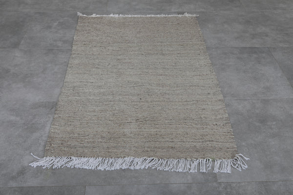 Moroccan rug – Neutral beige handwoven with fringe | 3.1 x 5 FT