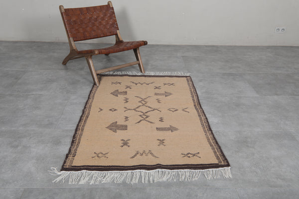 3.3 x 5.1 FT Moroccan rug – beige with tribal arrow and symbol motifs