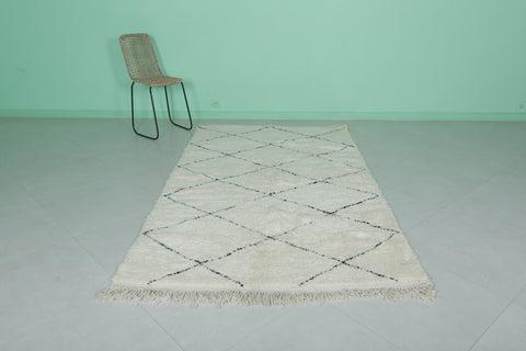 4.7 x 8.2 FT Moroccan Rug – Handwoven White with Black Diamond Pattern