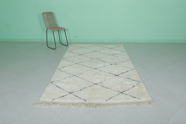 4.7 x 8.2 FT Moroccan rug – Handwoven white withblack diamond attern