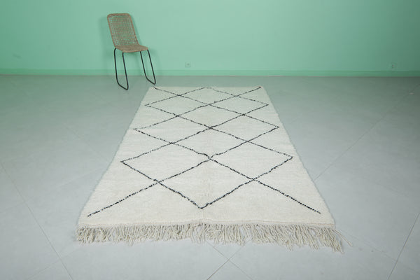 4.8 x 7.9 FT Moroccan rug – Diamond pattern on ivory background