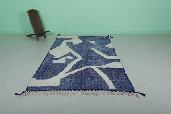 Kilim Moroccan rug – Bold blue & white abstract design | 7.3 x 9.1 FT