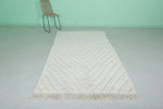 4.7 x 8.2 FT Moroccan Rug – Textured Chevron Pattern in Ivory