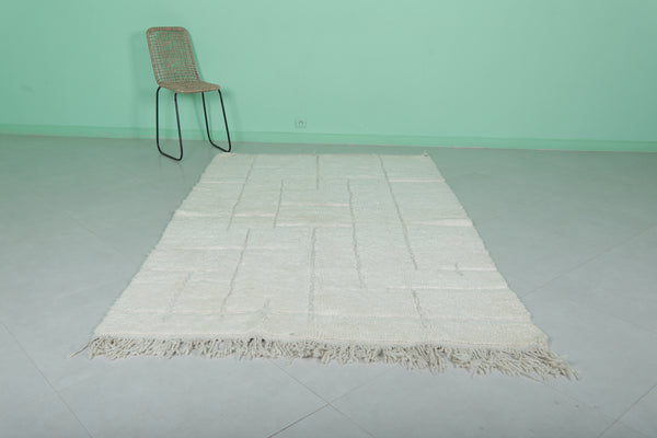 5.2 x 8.3 FT Moroccan rug – White wool with geometric line pattern