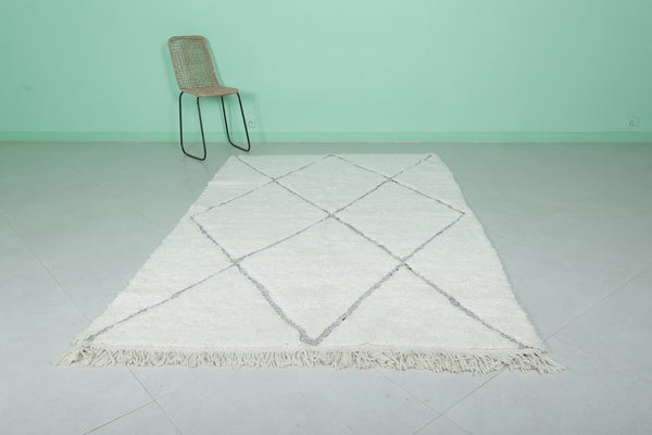 5.2 x 8.3 FT Moroccan rug – White wool with subtle gray diamond pattern