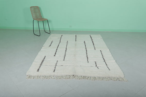 5.3 x 7.8 FT Moroccan rug – Ivory with minimalist geometric lines