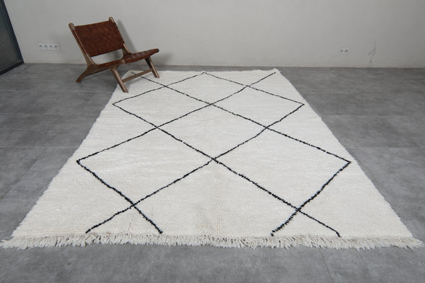 Handmade Moroccan rug – 6.8 x 9.3 FT in minimalist black diamond pattern