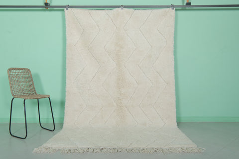 Luxurious Moroccan Rug 5.2 X 8.3 FT - Subtle Ivory Chevron Pattern for Modern Interiors