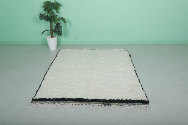 Minimalist Moroccan rug with black border – 5.2 x 6.6 ft, handwoven ivory