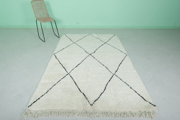 5.5 x 7.7 FT Moroccan rug – Classic white with black diamond pattern