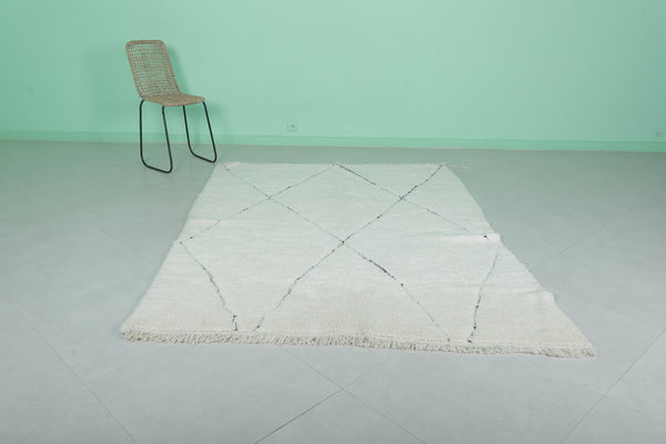 5.5 x 7.7 FT Moroccan rug – Minimalist ivory diamond pattern