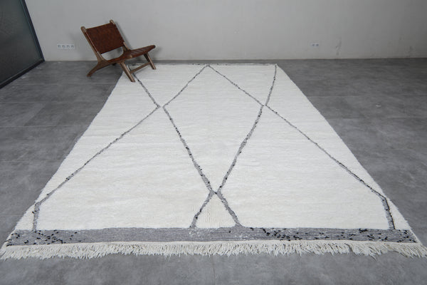 Elegant Moroccan rug – 8 x 11.5 FT with unique diamond line pattern