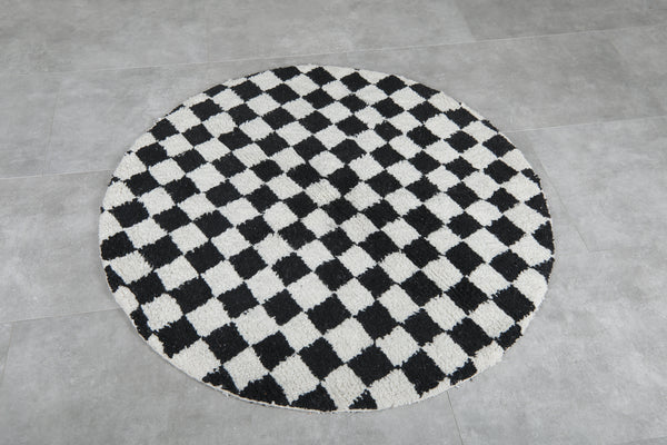 Round black and white checkered Moroccan wool rug - 5 FT