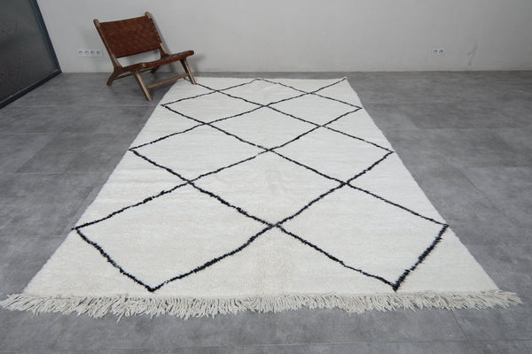 6.4 x 9.8 FT Moroccan rug – Bold black diamond pattern on white