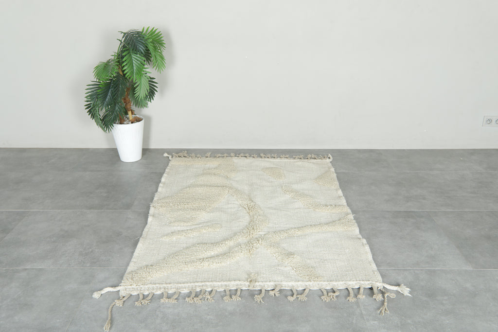 Minimalist white Moroccan rug - 3.9 ft x 5.3 ft - Handcrafted wool carpet