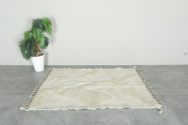 Minimalist white Moroccan rug - 3.9 ft x 5.3 ft - Handcrafted wool carpet