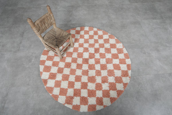 Round peach and white checkered Moroccan wool rug - 4.9 ft