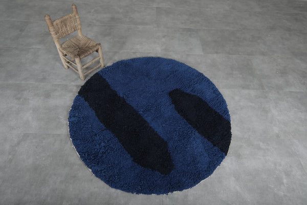 Bold round Moroccan wool rug - 5.1 ft in blue & black modern design