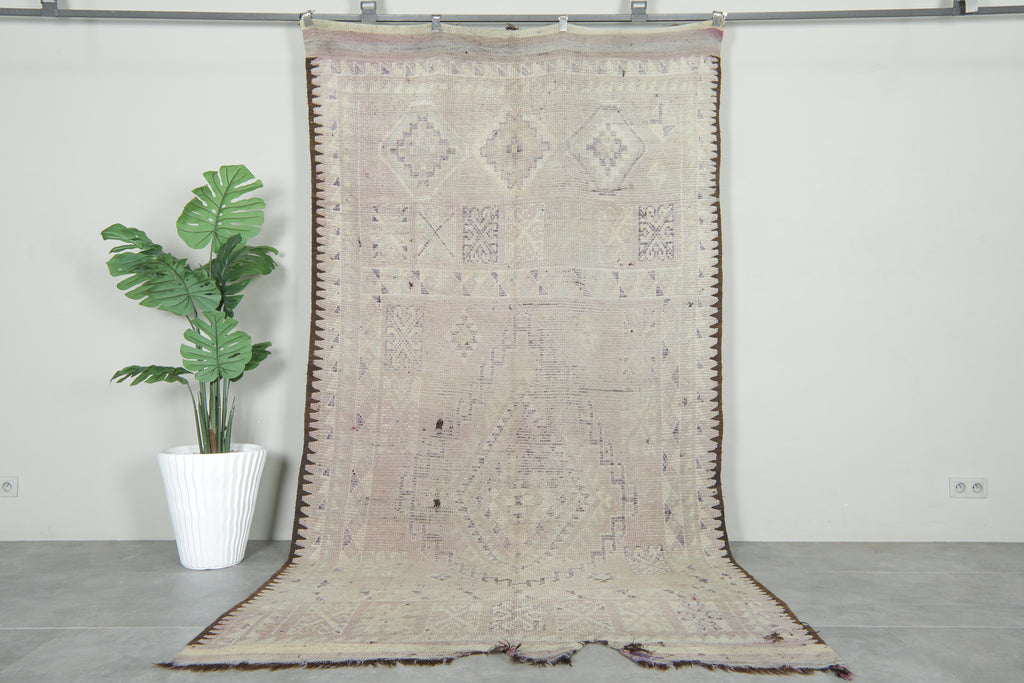 Vintage Moroccan rug 5.5 ft x 7.3 ft - Handmade