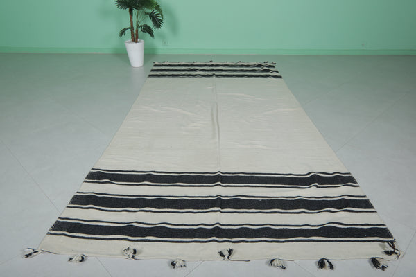 Long flatwoven berber Moroccan rug – 5.5 FT x 11 FT | Timeless elegance