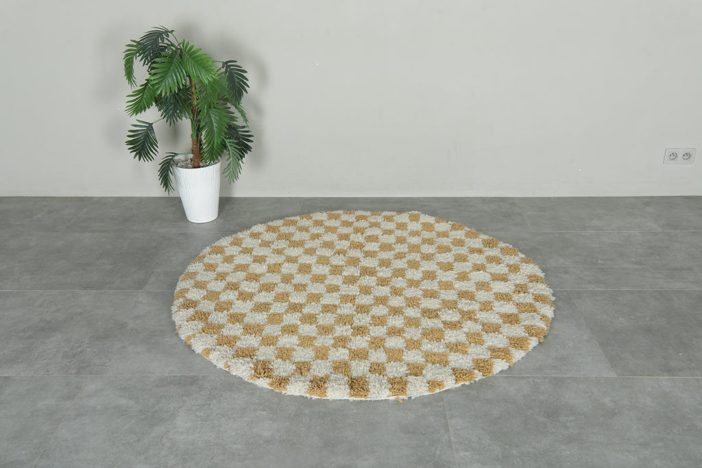 Round Moroccan wool rug - 5.1 ft | Beige & white checkered pattern