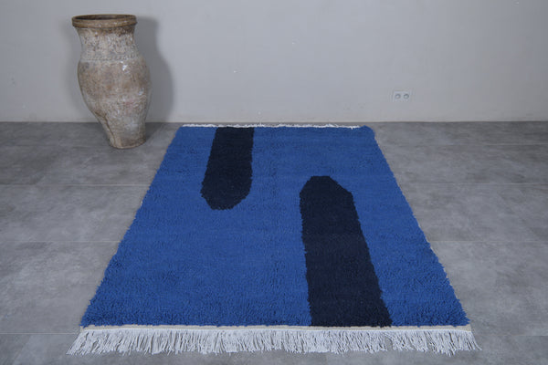 Handmade Moroccan rug – Blue abstract design (5.3 x 6.9 ft)